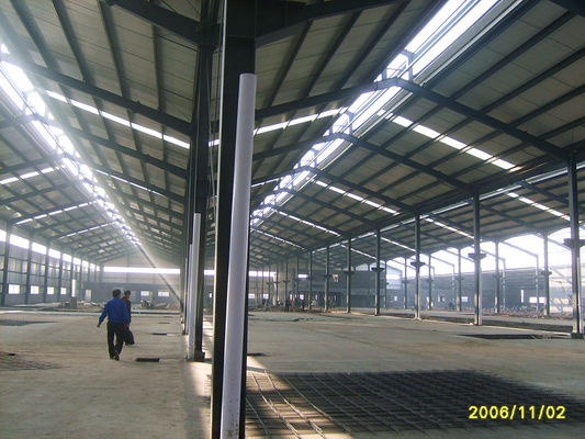 Gebrauchsfertiges Stahlkonstruktions-Kleiderfabrik-Gebäude/multi Spannen asphaltieren Werkstatt