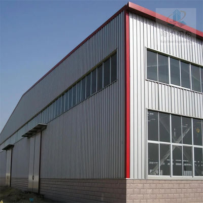Stahlfertigteil-Lagerhalle mit H-Profil-Trägern und Sandwichplatten