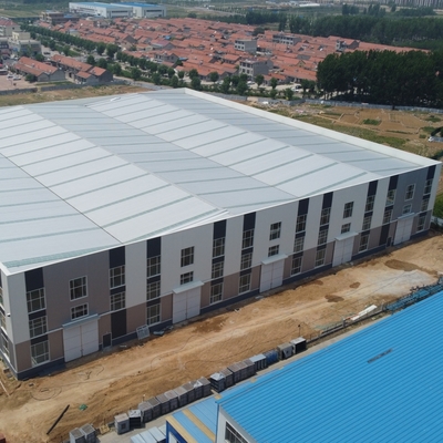 Stahlbau-Fertigteilwerkstatt mit H-Trägern