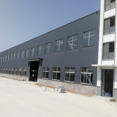 Stahlfertigteil-Lagerhalle mit H-Profil-Trägern und Sandwichplatten