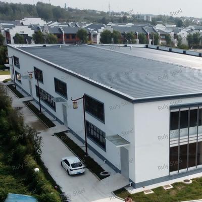 Multifunktions-Stahlbauhalle mit Zwischengeschoss für Ausstellungsraum und Büro