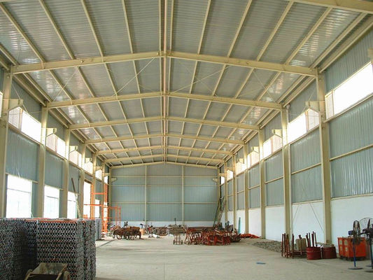 Stahlhalle mit freitragender Konstruktion und Leichtstahlrahmenbauweise